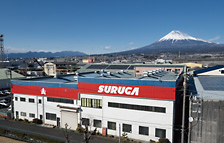 工場と富士山（テクニカルセンター屋上から）