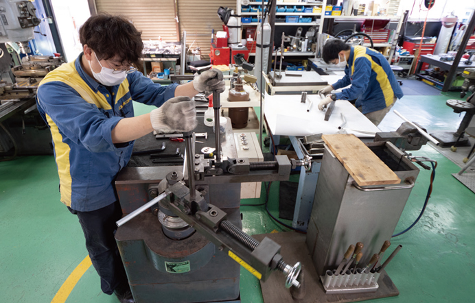 千葉県にある本社の工場では、競技用の車いすの製造を手掛けています。1台1台、図面を見ながら細かい調整を重ねて組み立てていきます。