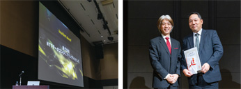 Biz∫ AWARD 2025授賞式発表の様子 Biz∫代表取締役社長の田中 宏治氏(左)と弊社取締役の髙岡 忠夫(右)