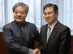 （左）与世田副知事 （右）NDES代表取締役社長 木下