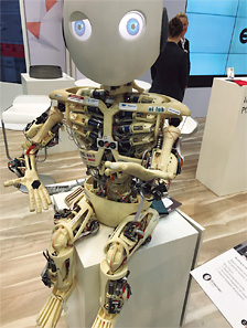 図5 EOS社のブースにおいて一番注目を集めていたヒューマノイドロボットRoboy。最先端ロボティックスの紹介もHANNOVER MESSEの大きなテーマでした。