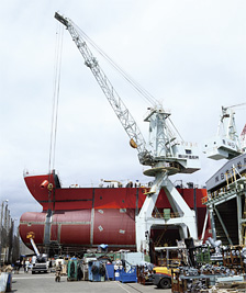 建造中の19,000トン型ケミカルタンカー（左）と艤装中の16,000トン型ケミカルタンカー（右）