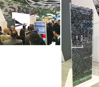 多くの観衆を集めたLaserProFusionのプレスリリース(左)、生産性を比較するための展示物 P110と比べ10倍以上の生産性を実現(右)