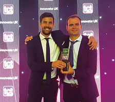 TCT AWARD 2018の授賞式の様子 GPAINNOVA社 CEO Pau Sarsanedas氏(右) CFO Jaume Miras氏(左)